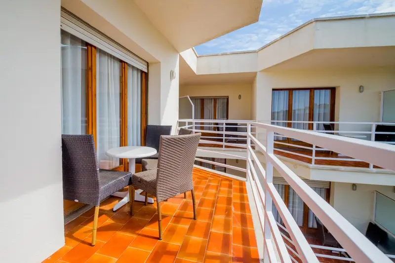 Terrasse avec mobilier d'extérieur et sol carrelé.