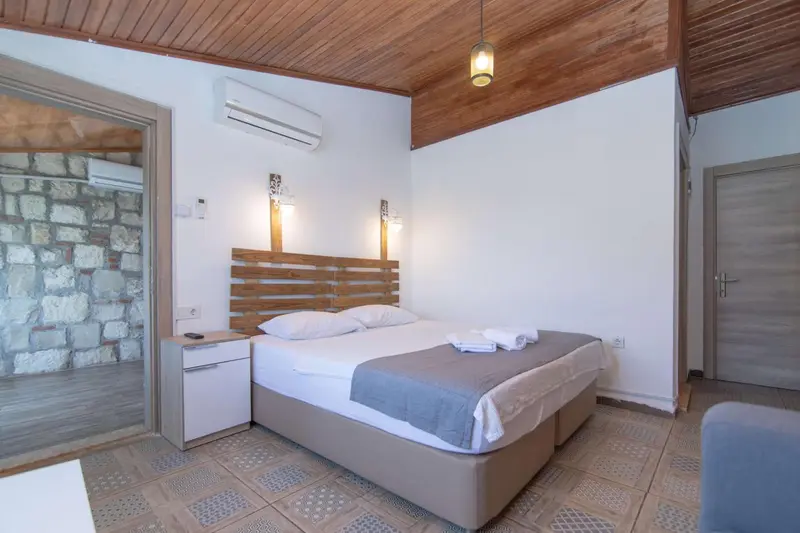 Une chambre lumineuse avec un grand lit et une décoration sobre.