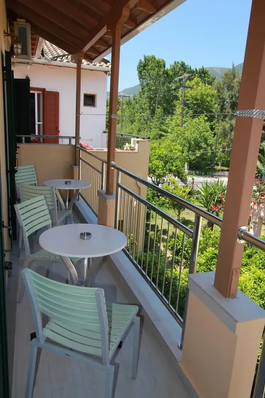 Terrasse avec mobilier d'extérieur et vue sur la végétation.