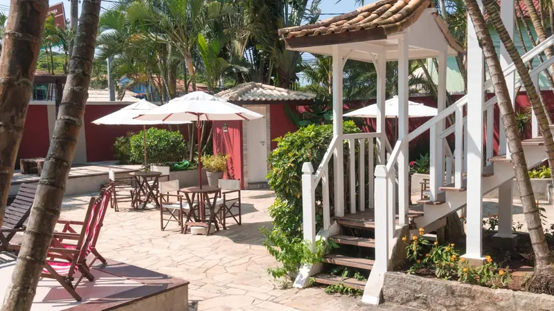 Espace extérieur aménagé avec des tables, des chaises et des parasols.