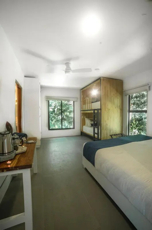 Une chambre lumineuse avec un lit et un espace de couchage en hauteur.