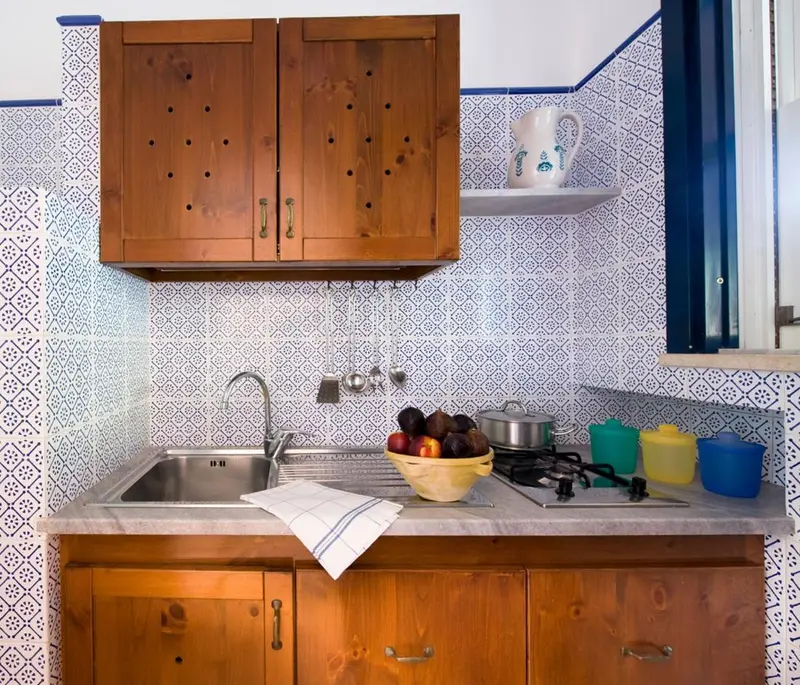 Une petite cuisine avec un plan de travail et des placards.