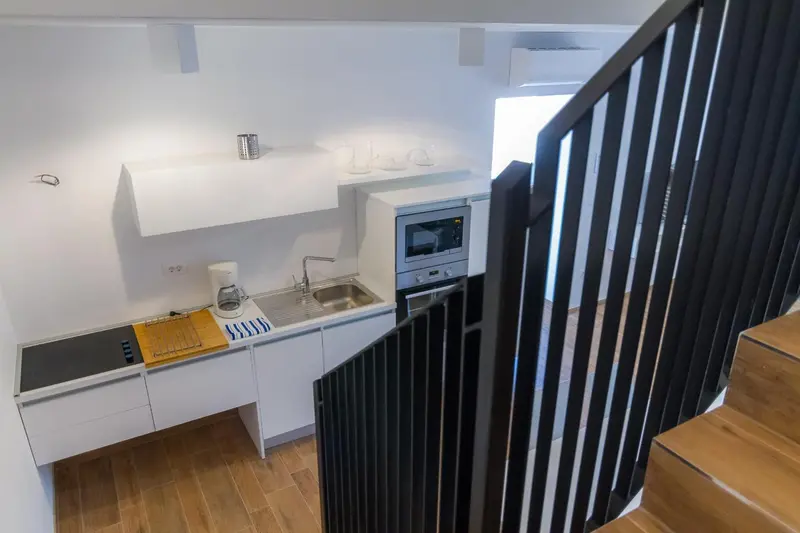 Une cuisine moderne avec des appareils électroménagers blancs et un plan de travail.