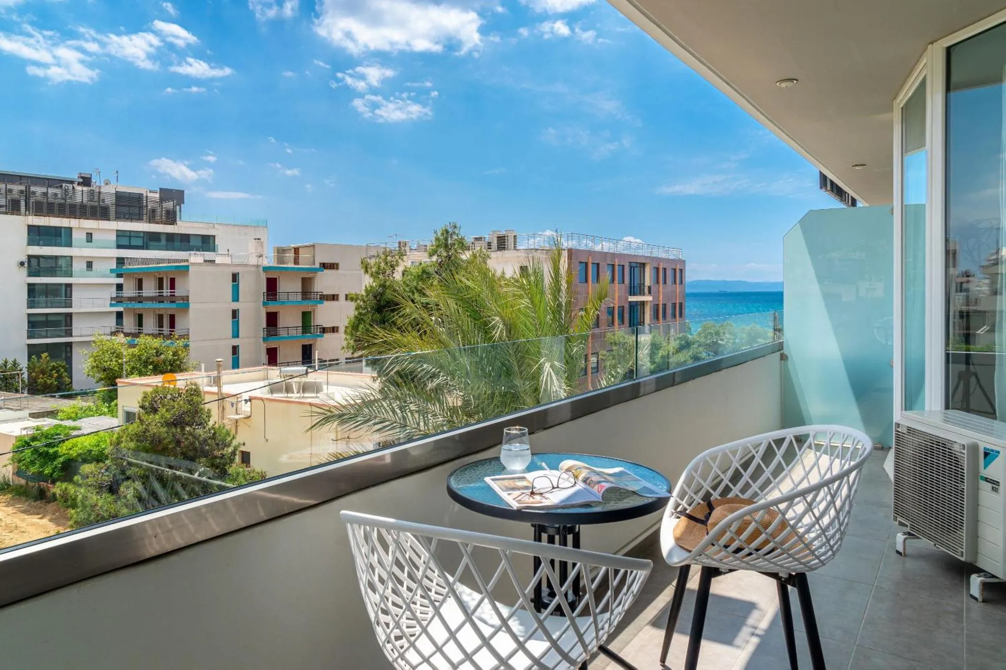 Terrasse avec mobilier d'extérieur et vue sur la mer.