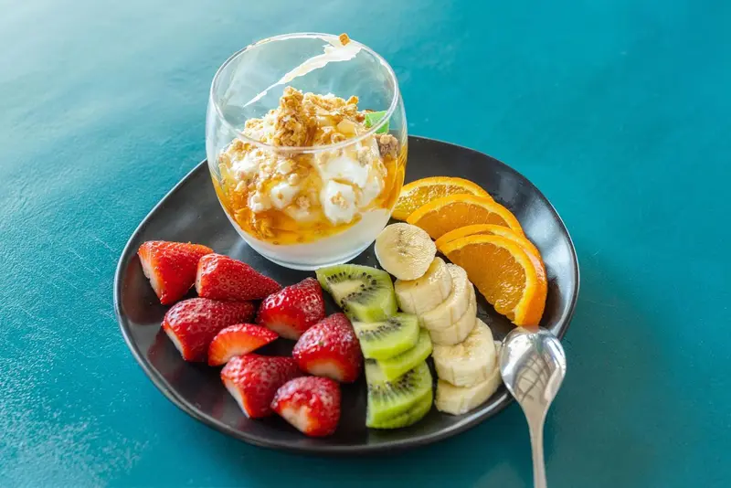 Assiette de fruits frais et dessert crémeux.