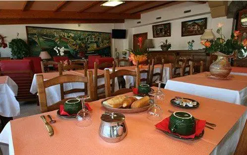 Une table est dressée avec des couverts et des plats variés.