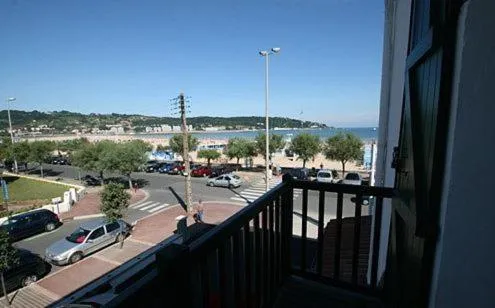 Vue d'une promenade en bord de mer depuis un balcon.