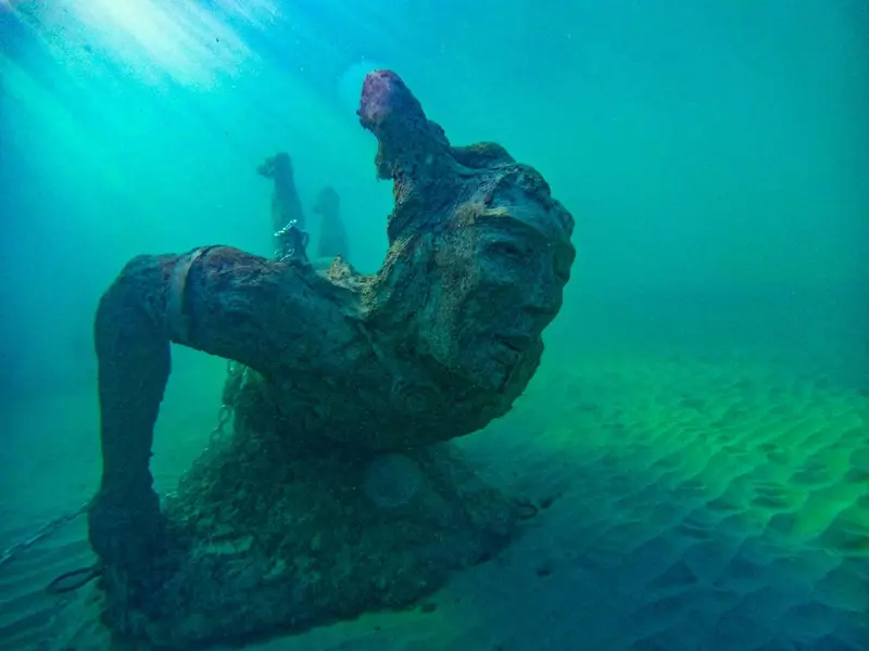 Sculptures sous-marines sur un fond sablonneux.