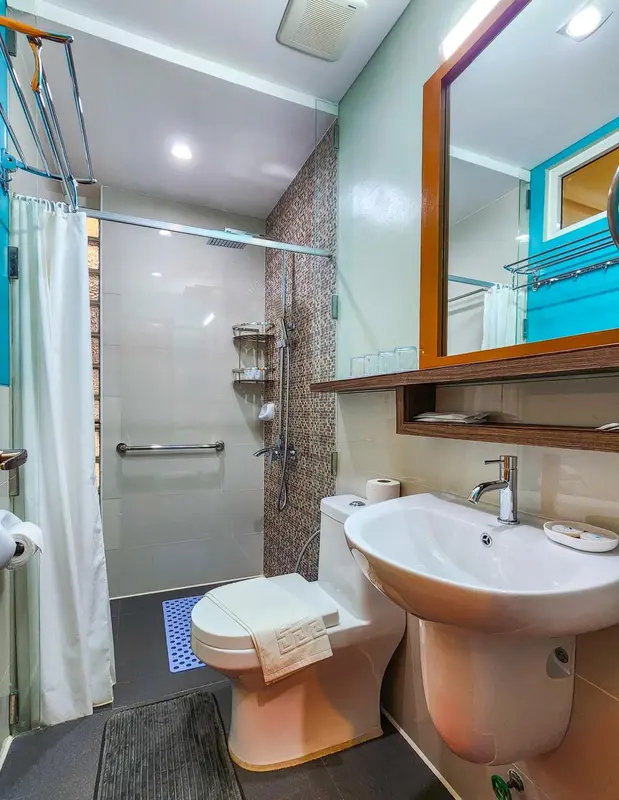 Une salle de bain moderne avec douche à l'italienne et lavabo.