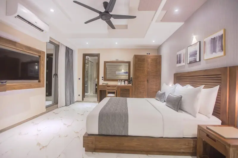 Une chambre lumineuse avec un grand lit et une décoration sobre.