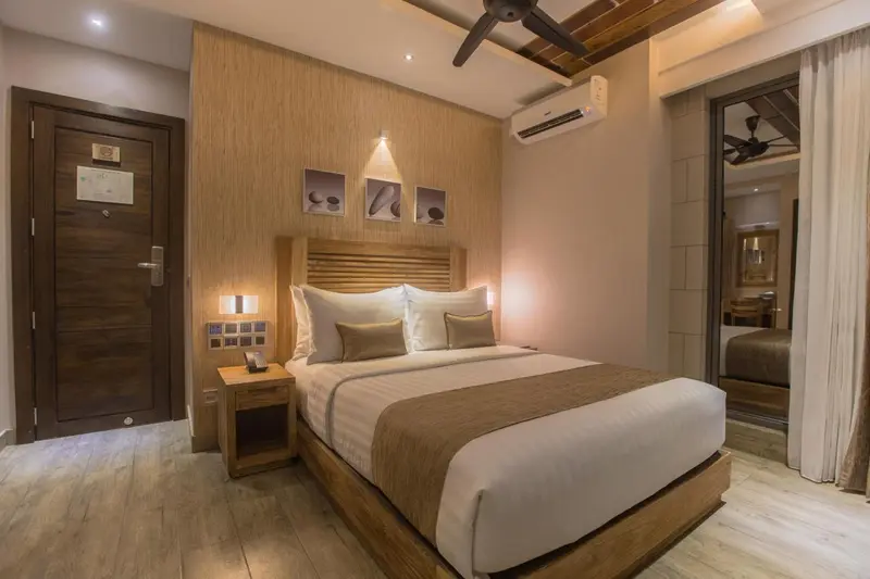 Une chambre lumineuse avec un grand lit et une décoration sobre.
