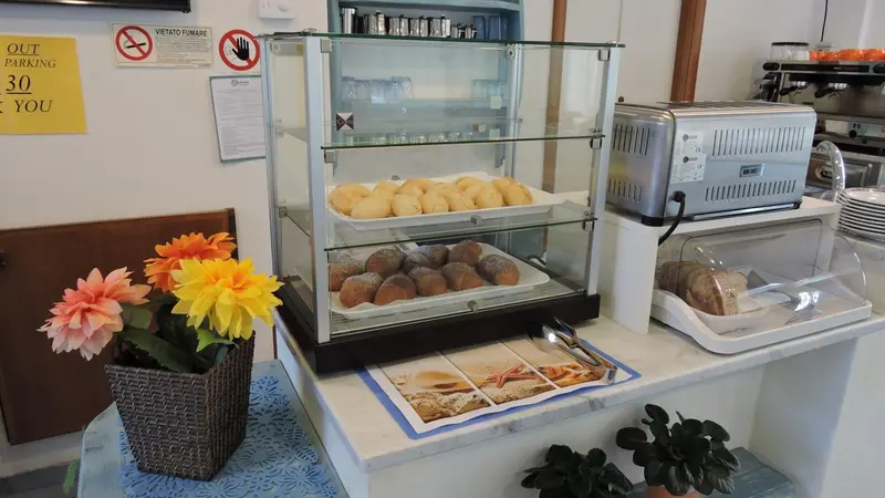 Présentation de viennoiseries et de pâtisseries sur un comptoir.