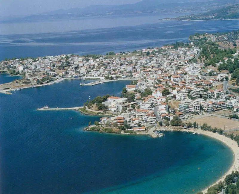 Vue aérienne d'une station balnéaire sur une côte rocheuse et une mer turquoise.