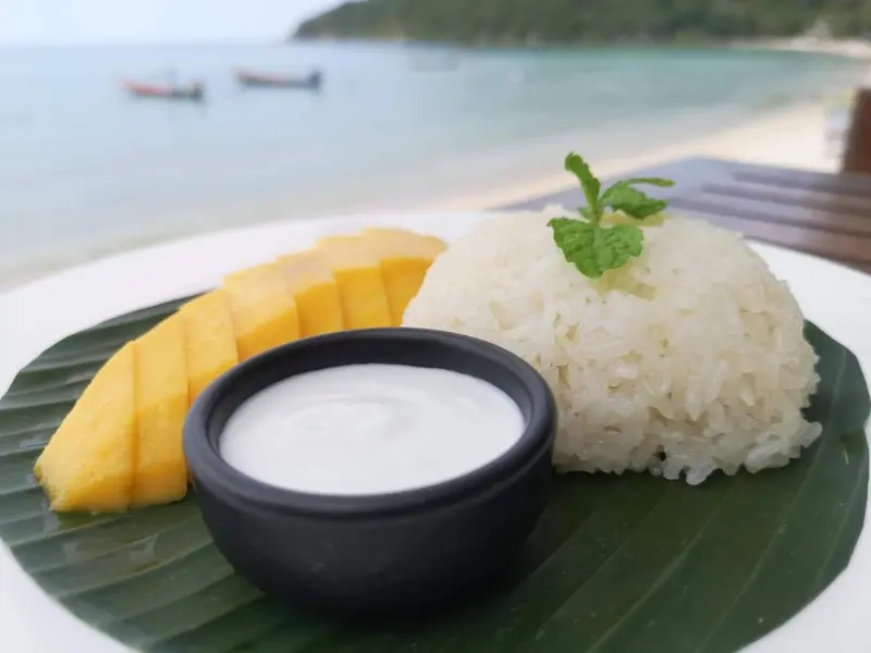 Assiette de riz gluant à la mangue et sauce au lait de coco.