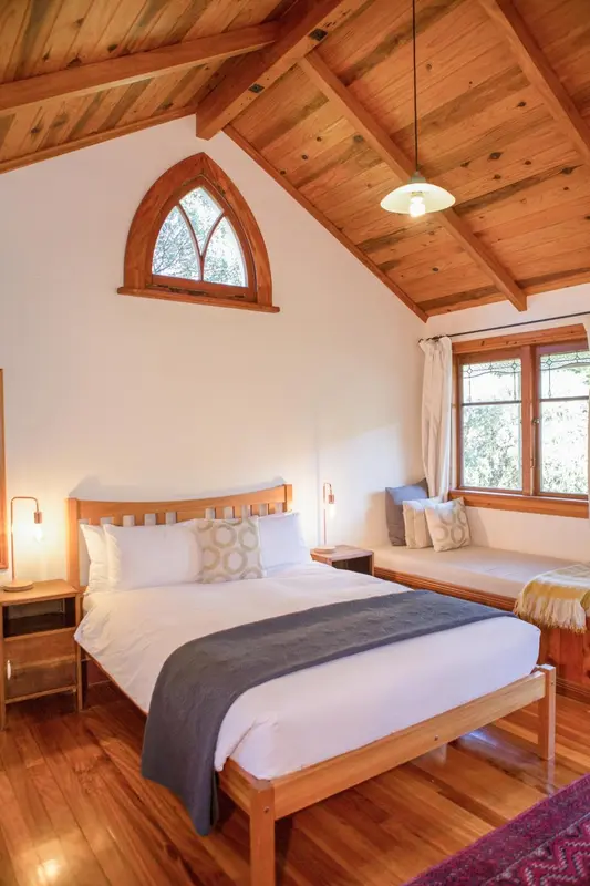 Une chambre lumineuse avec un lit double et un lit simple.