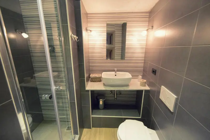 Une salle de bain moderne avec douche à l'italienne et lavabo.