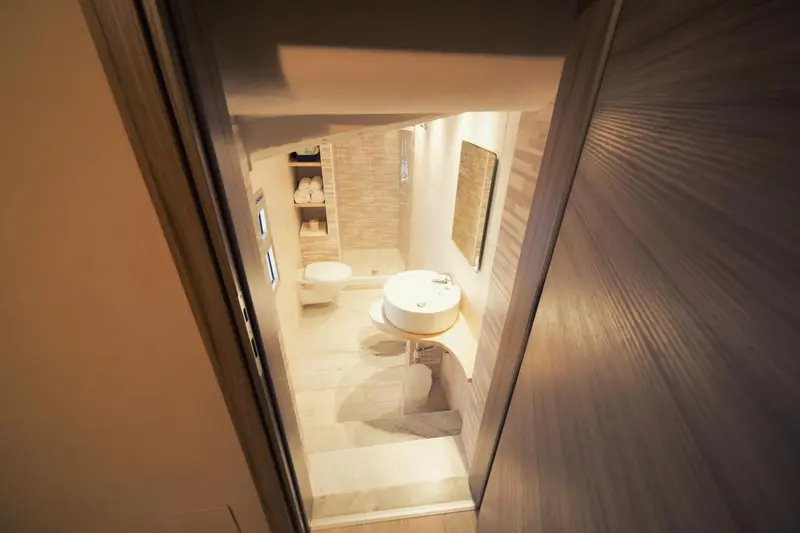 Une salle de bain moderne avec douche à l'italienne et lavabo intégré.