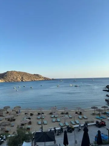 Vue sur une plage avec des transats et des parasols face à la mer.