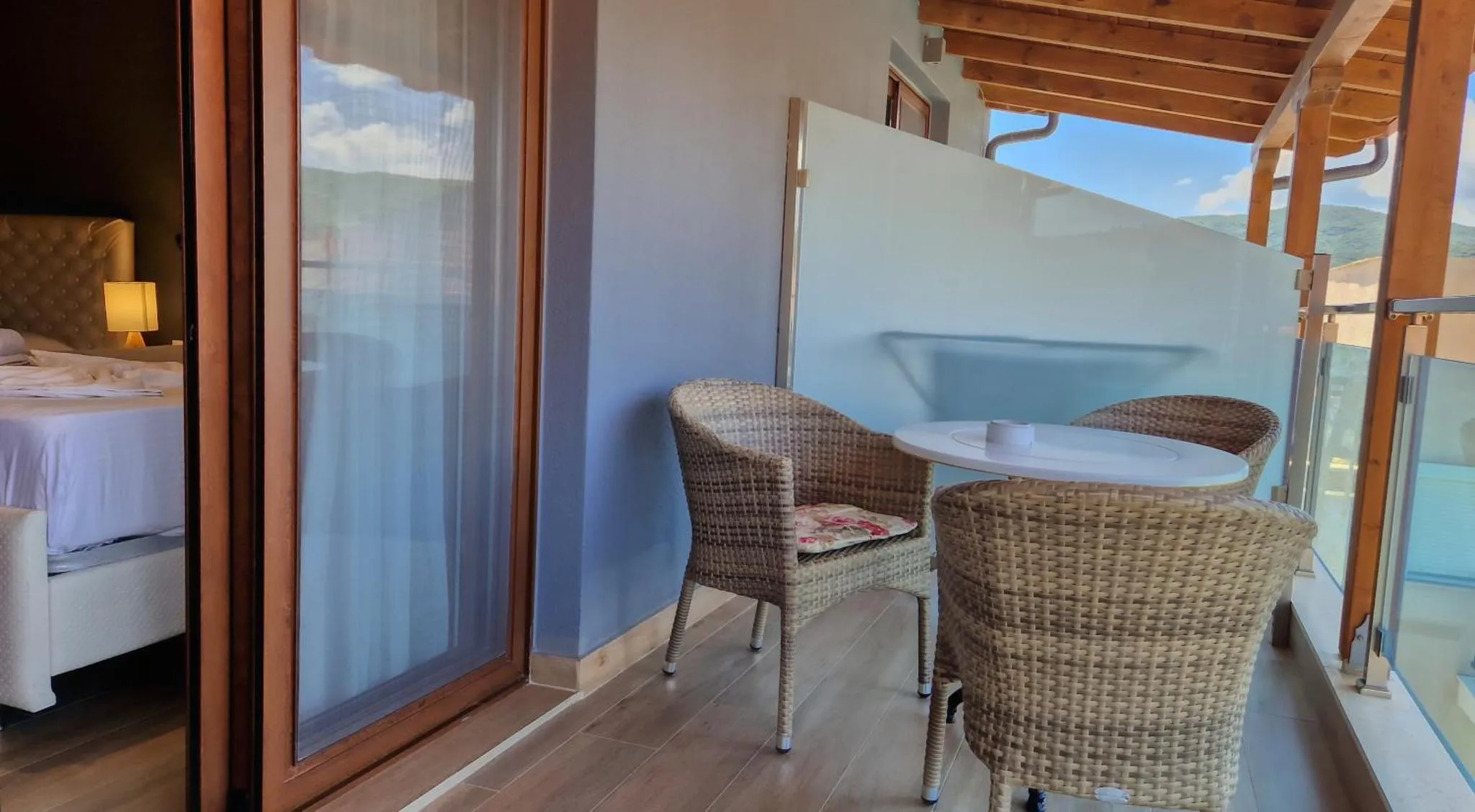 Terrasse avec mobilier d'extérieur et vue sur la mer.
