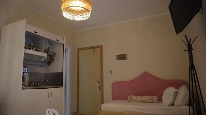 Une pièce lumineuse avec un lit et une kitchenette.