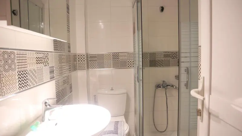 Une salle de bain moderne avec douche à l'italienne et carrelage décoratif.