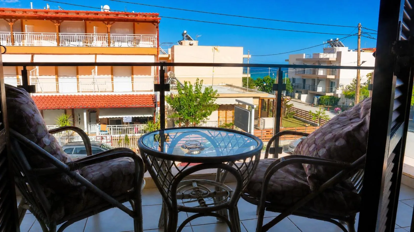 Terrasse avec mobilier d'extérieur et vue sur la mer.