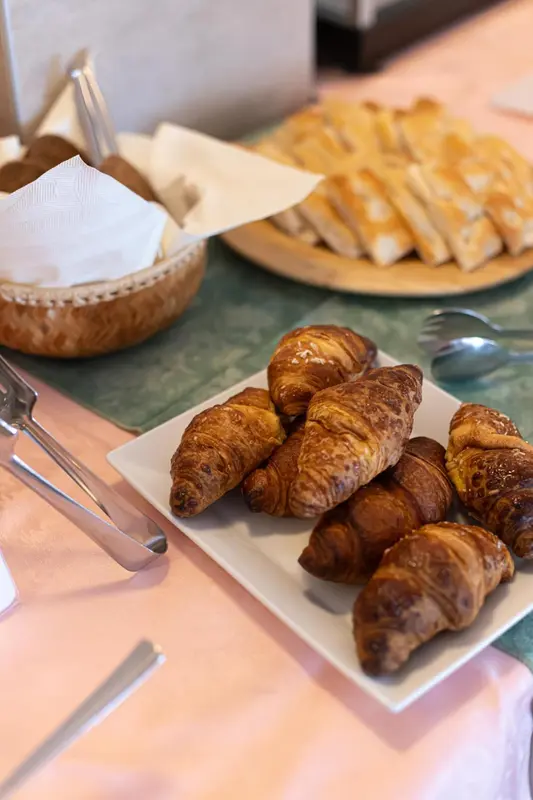 Assortiment de viennoiseries sur une table recouverte d'une nappe.