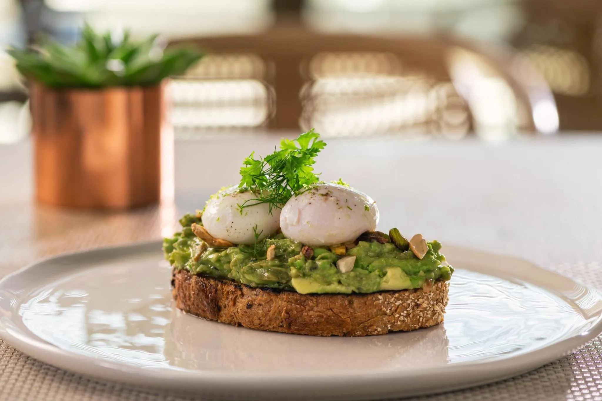 Assiette de pain grillé à l'avocat et aux œufs pochés.