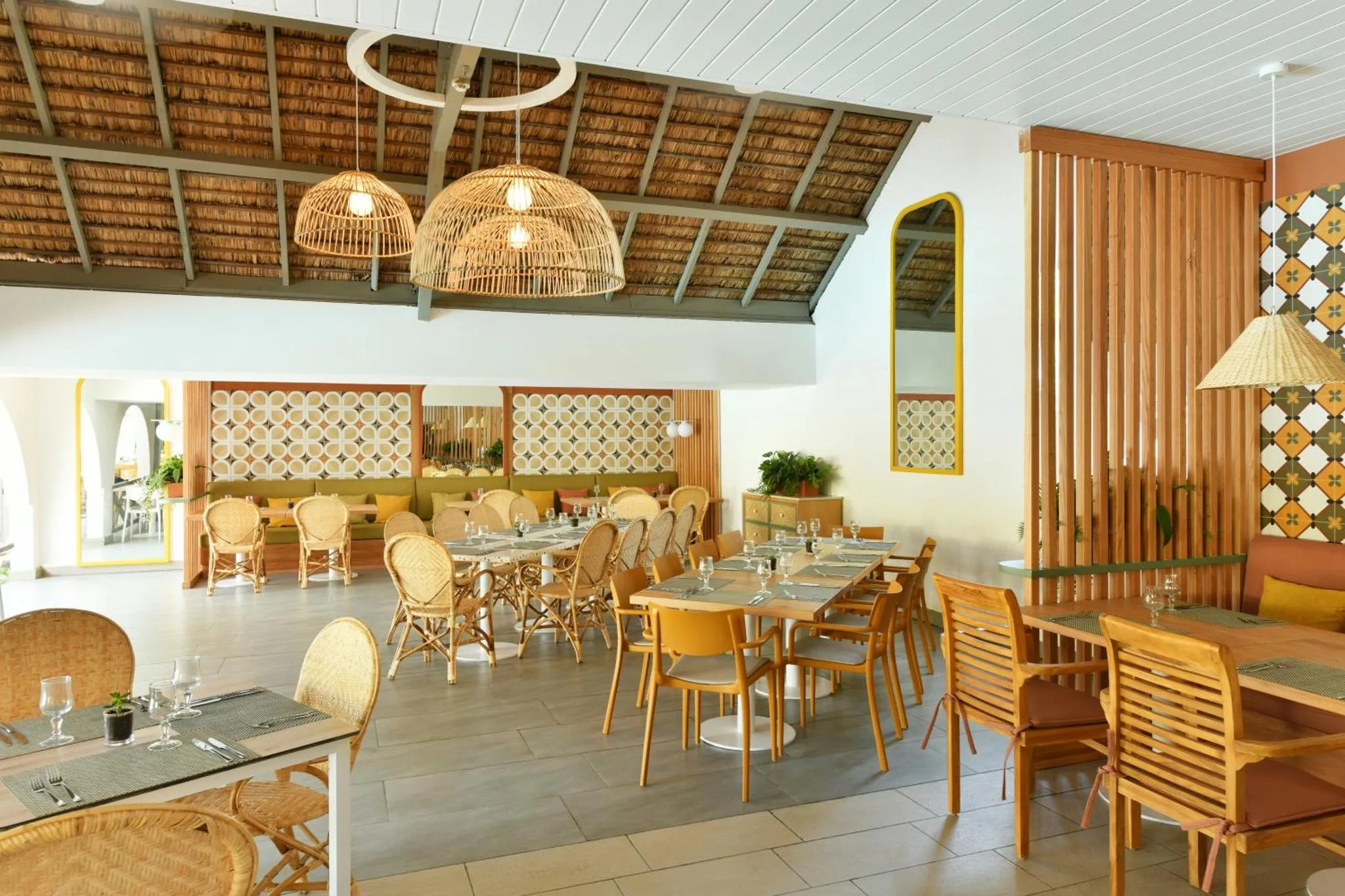 Une salle à manger lumineuse avec des tables et des chaises en bois.