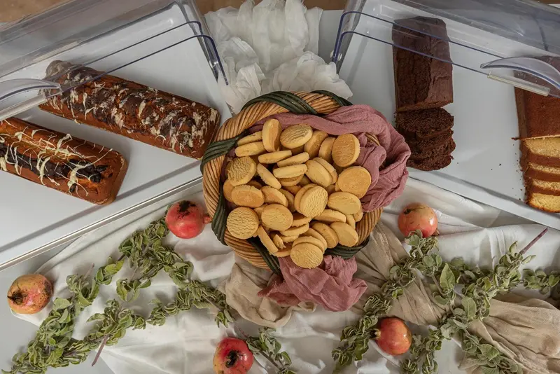 Assortiment de pâtisseries et de biscuits présentés sur un comptoir blanc.