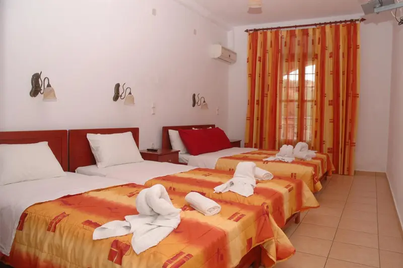 Une chambre lumineuse avec deux lits simples et une décoration colorée.