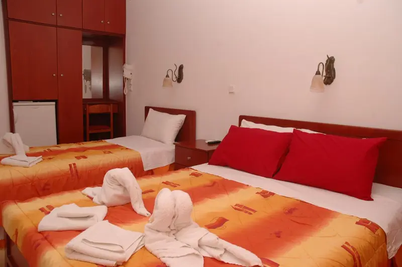 Une chambre avec deux lits simples et une décoration murale.