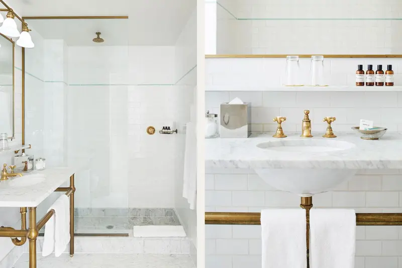 Une salle de bain lumineuse avec une douche à l'italienne et un double lavabo.