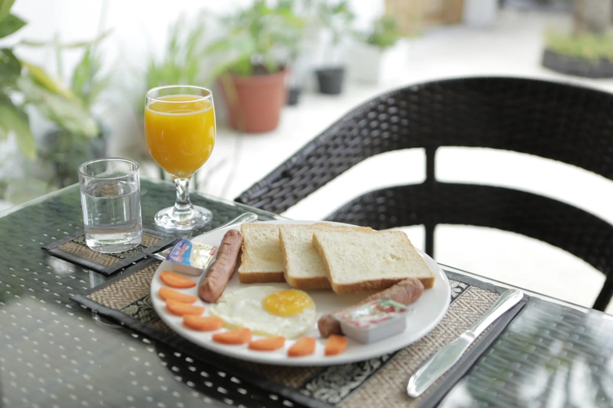 Un petit-déjeuner complet est servi sur une table extérieure.