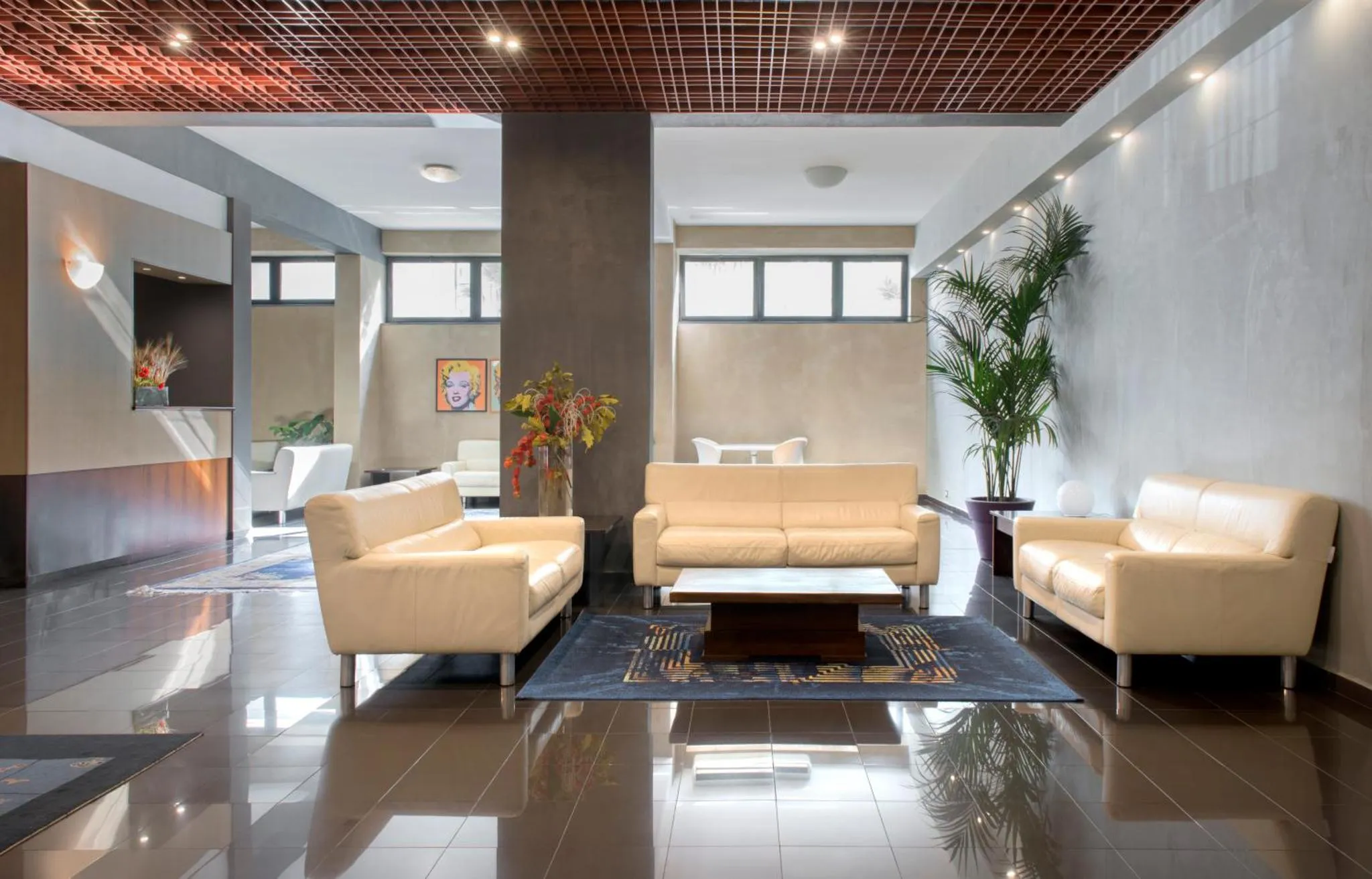 Espace de détente avec canapés et tapis dans un intérieur clair.