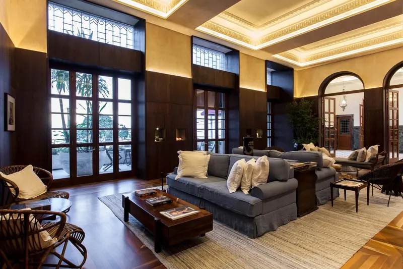 Un salon spacieux avec des canapés confortables et une décoration soignée.