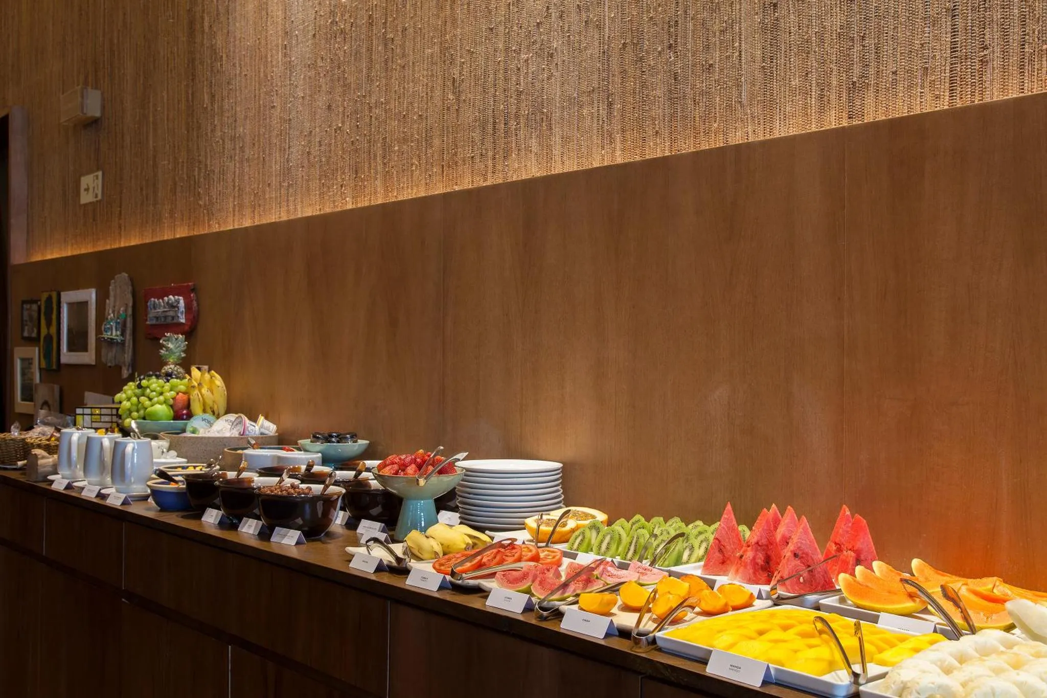Un buffet propose une variété de fruits frais et de pâtisseries.
