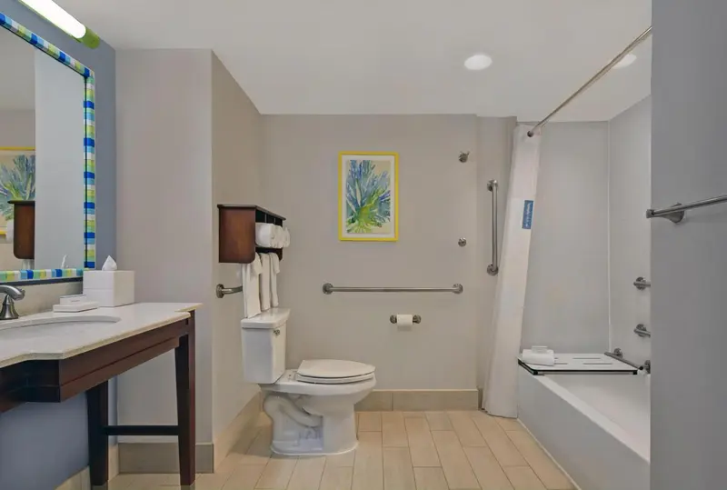 Une salle de bain claire avec douche et baignoire.