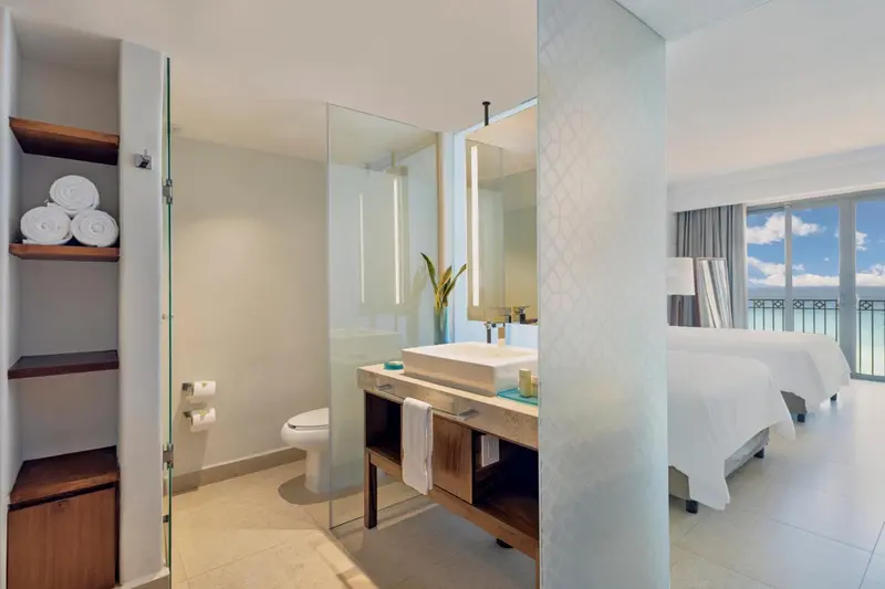 Une salle de bain moderne avec douche à l'italienne et vasque.