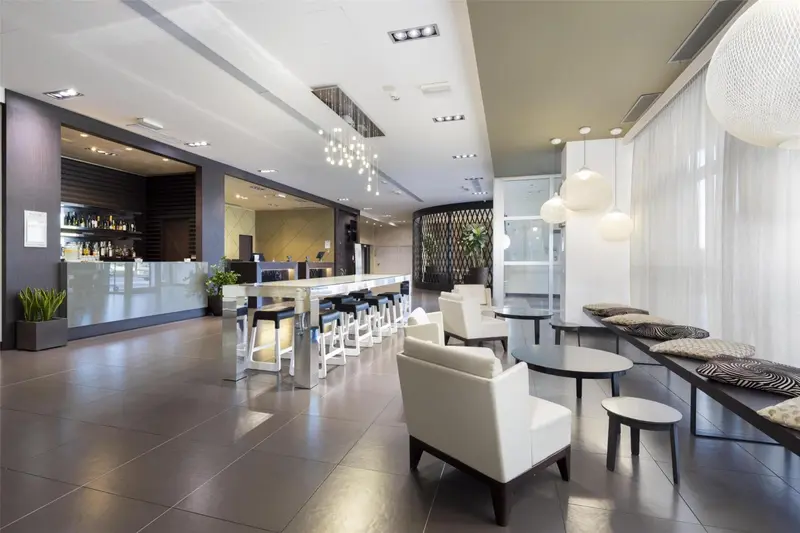 Espace de détente lumineux avec comptoir et assises confortables.
