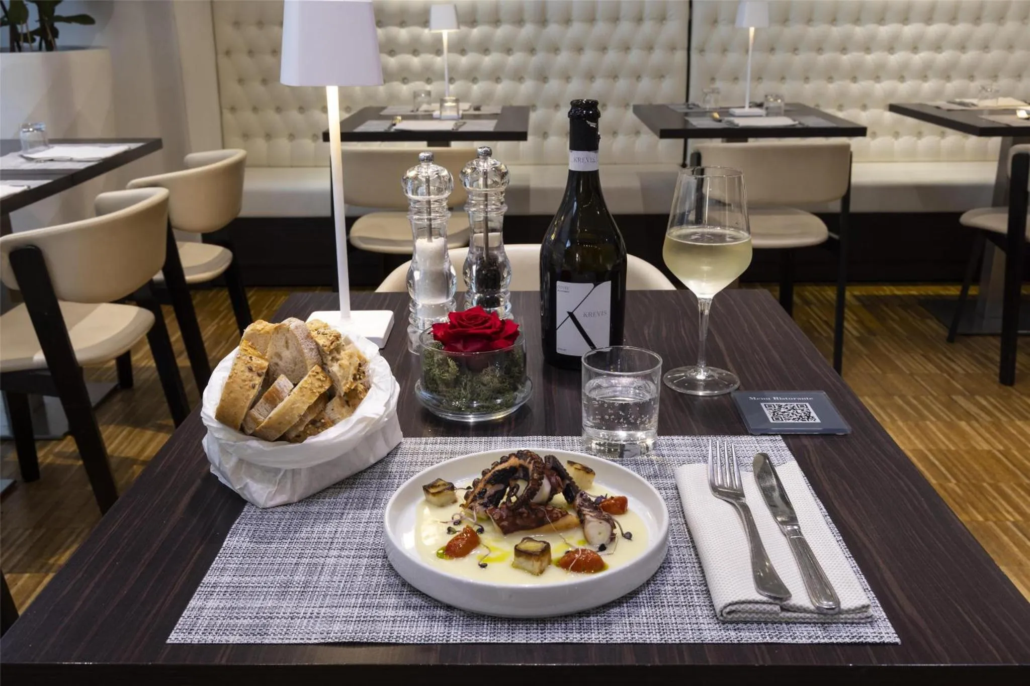 Une table est dressée avec des plats et des boissons dans une salle lumineuse.