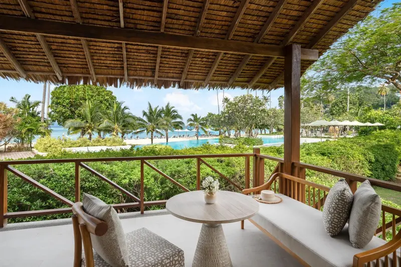 Terrasse aménagée avec salon et vue sur la mer et la piscine.