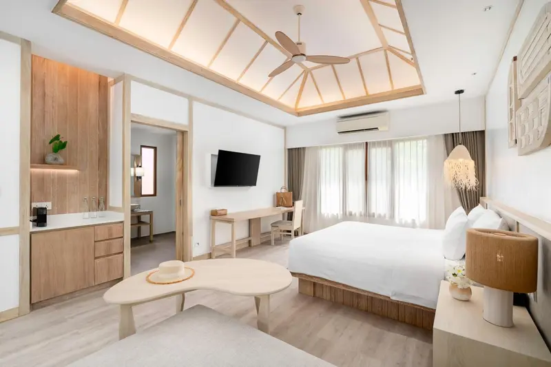 Chambre lumineuse avec un lit king-size et un espace détente.