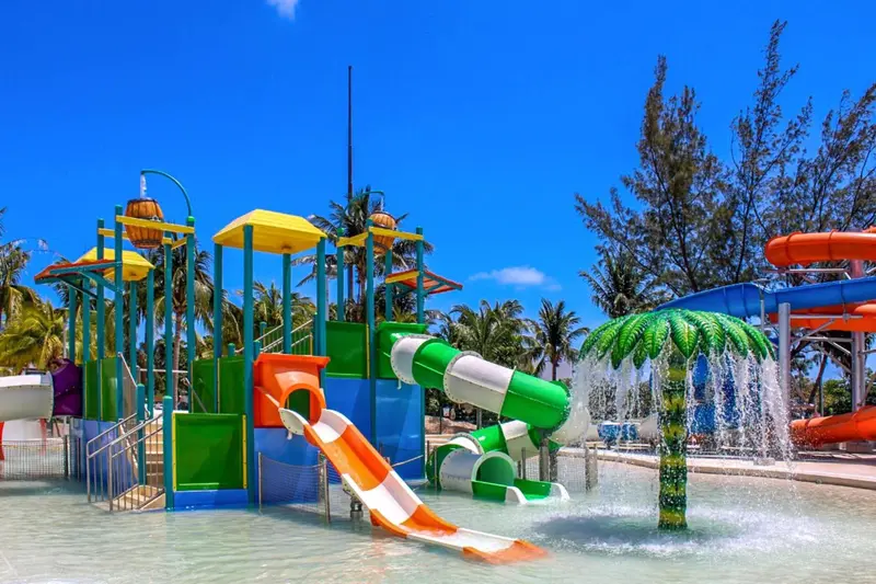 Structure de jeux aquatiques colorée avec toboggans et jets d'eau.