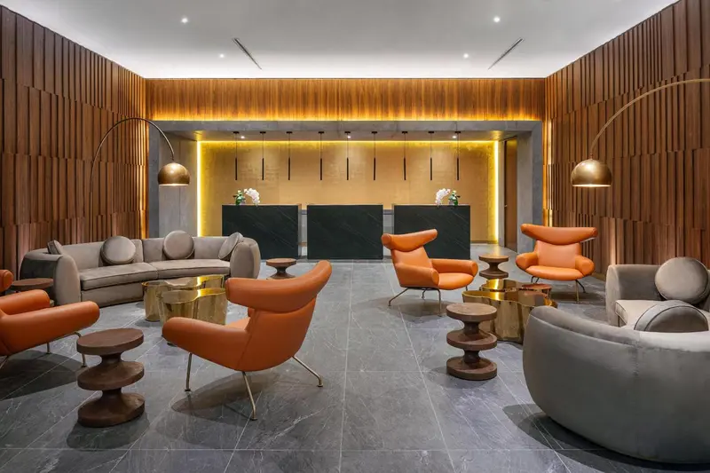 Un espace d'accueil moderne avec des canapés et des fauteuils.
