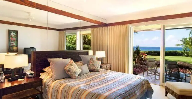 Une chambre lumineuse avec un grand lit donnant sur une vue sur la mer.