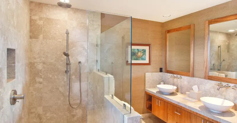 Une douche à l'italienne moderne avec des carreaux de pierre et un miroir en bois.