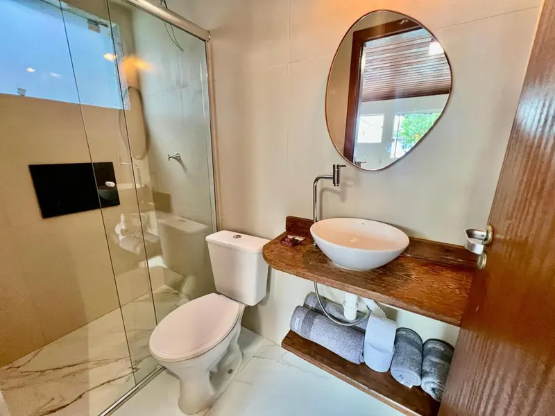 Une salle de bain moderne avec douche à l'italienne et vasque sur meuble.