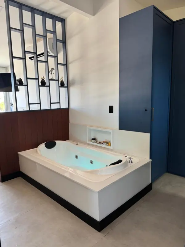 Une baignoire d'angle blanche se trouve dans une salle de bain moderne.