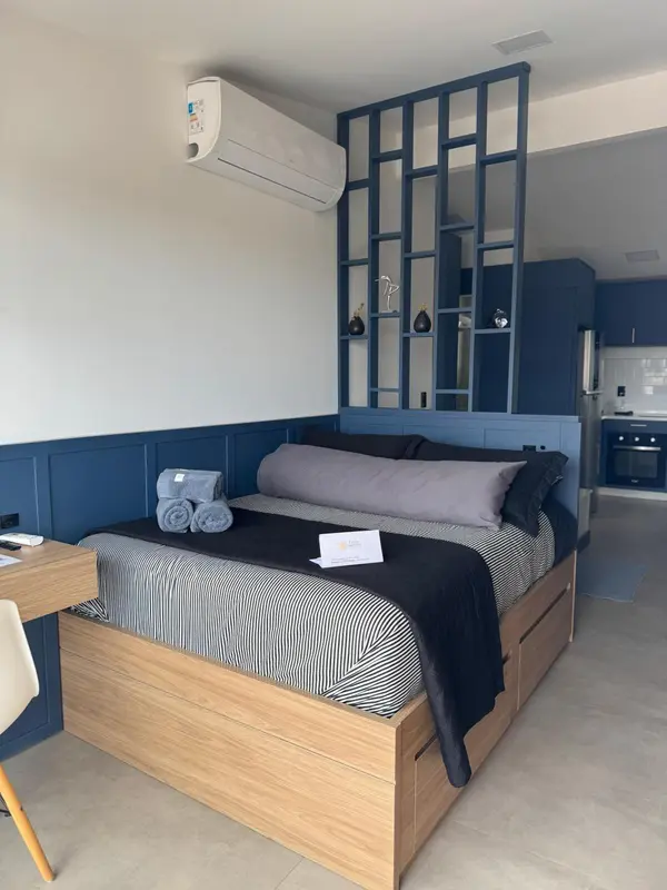 Une chambre moderne avec un lit et un espace détente.
